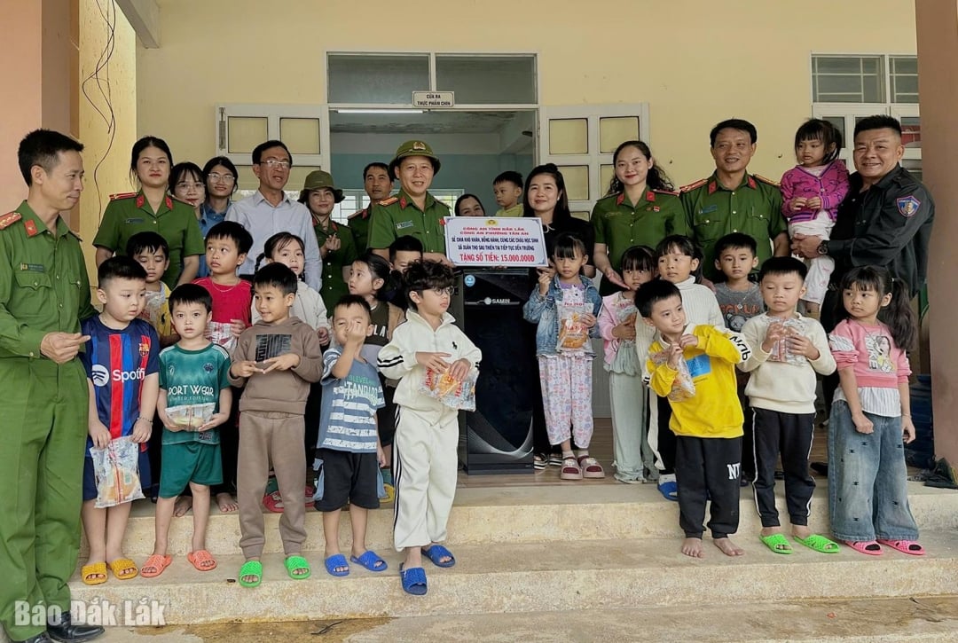 ตำรวจเขตตันอันให้การสนับสนุนโรงเรียนอนุบาลในตำบลซวนโถ