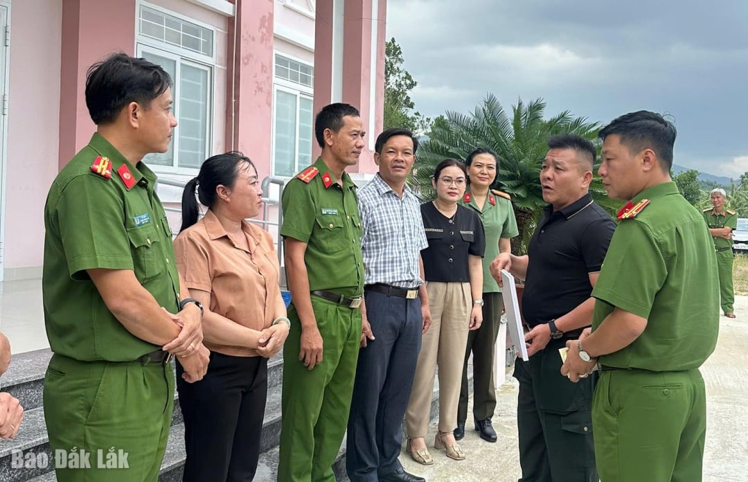 คณะผู้แทนได้เยี่ยมชมและให้กำลังใจเจ้าหน้าที่และทหารของตำรวจตำบลซวนเถา จำนวน 2 นาย ซึ่งบ้านเรือนและทรัพย์สินของพวกเขาได้รับความเสียหายจากอุทกภัยเมื่อเร็วๆ นี้