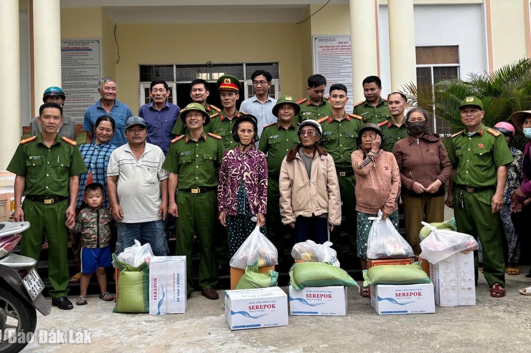 ของขวัญมากกว่า 1,000 ชิ้นถูกส่งไปให้ผู้คนในตำบลซวนโถเพื่อช่วยให้พวกเขาเอาชนะความยากลำบากและสร้างความมั่นคงในชีวิตของพวกเขา