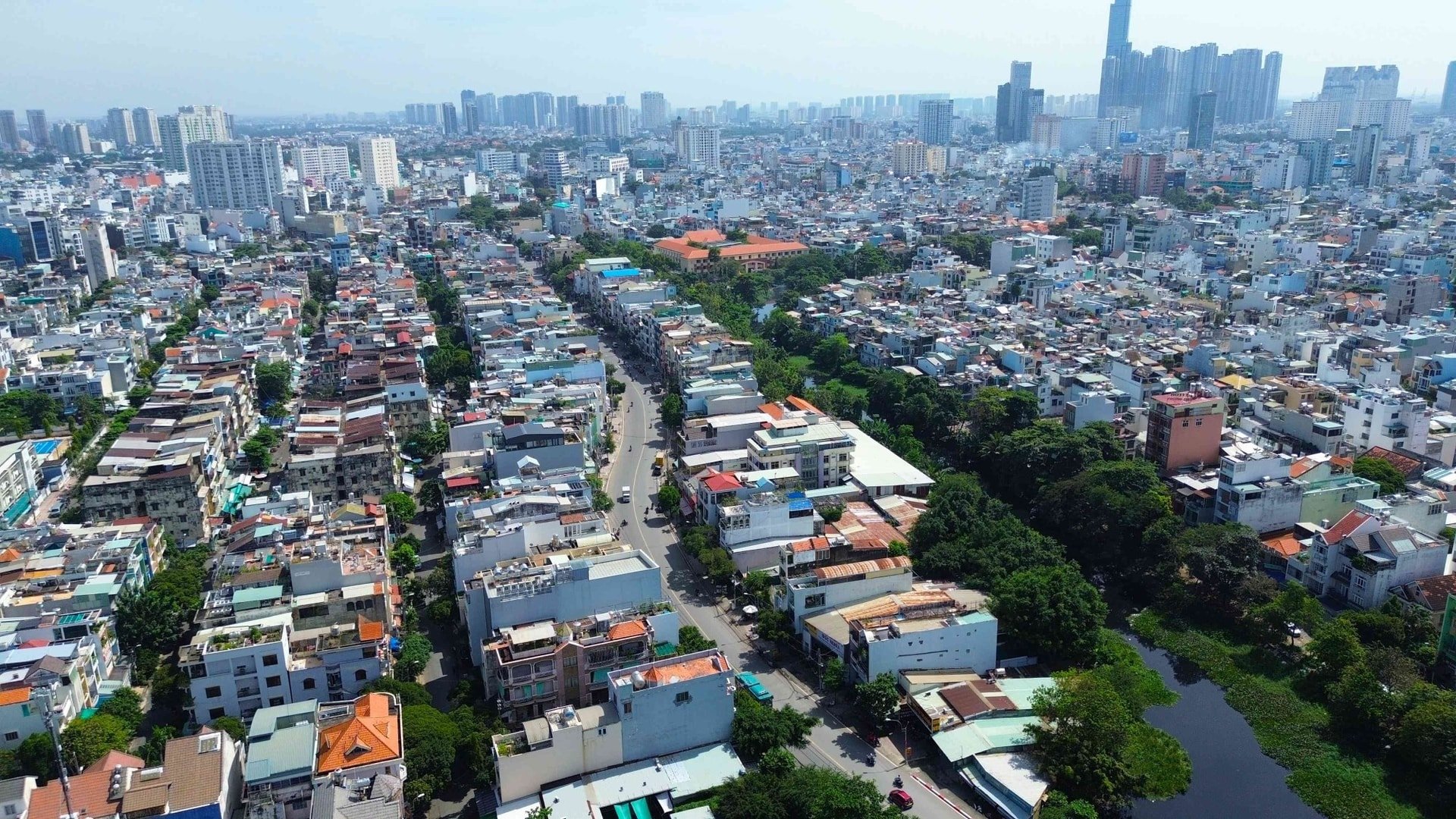 추반안(Chu Van An) 거리는 딘보린(Dinh Bo Linh) 거리와 연결됩니다.