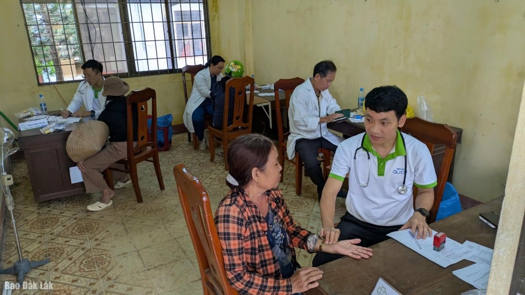 Doktor dari hospital Au Co memeriksa orang di komune Tay Hoa.