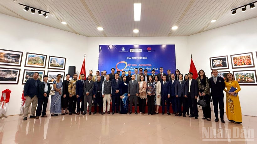 An der Veranstaltung nahmen Delegierte und Künstler aus Vietnam und Indonesien teil.