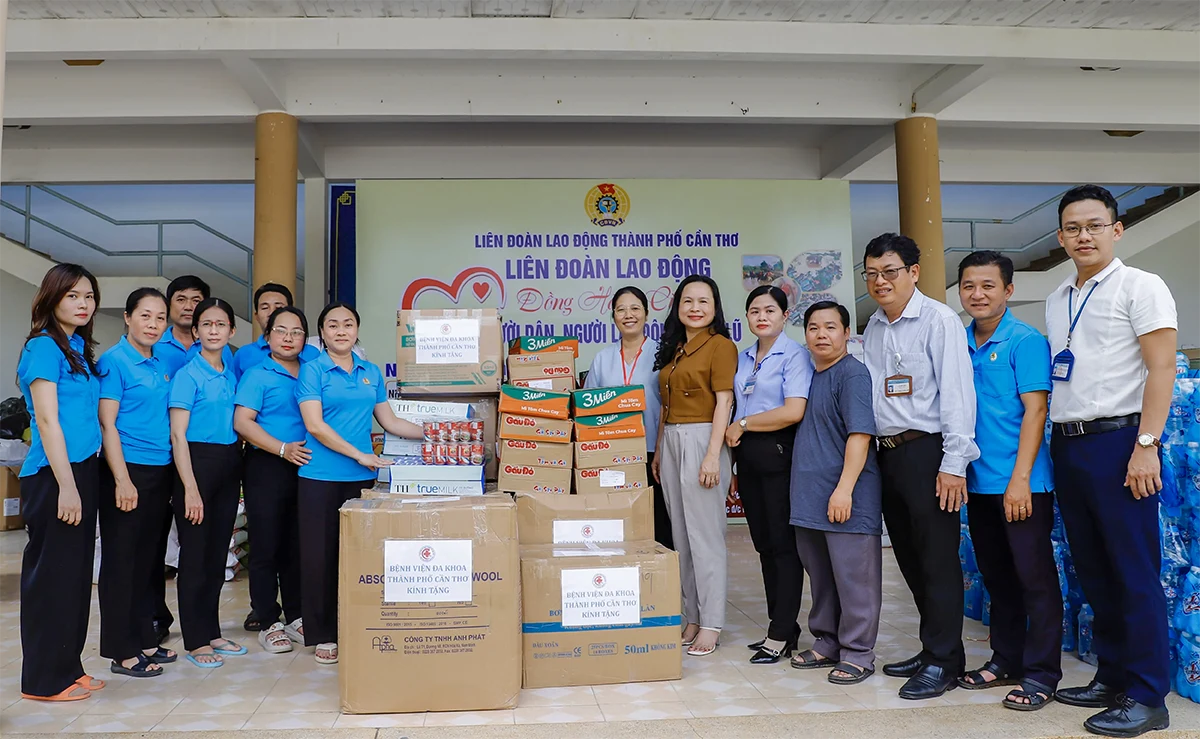 Plecarea „Autobuzului caritabil” pentru a sprijini oamenii din regiunile Central și Highlands Central afectate de inundații