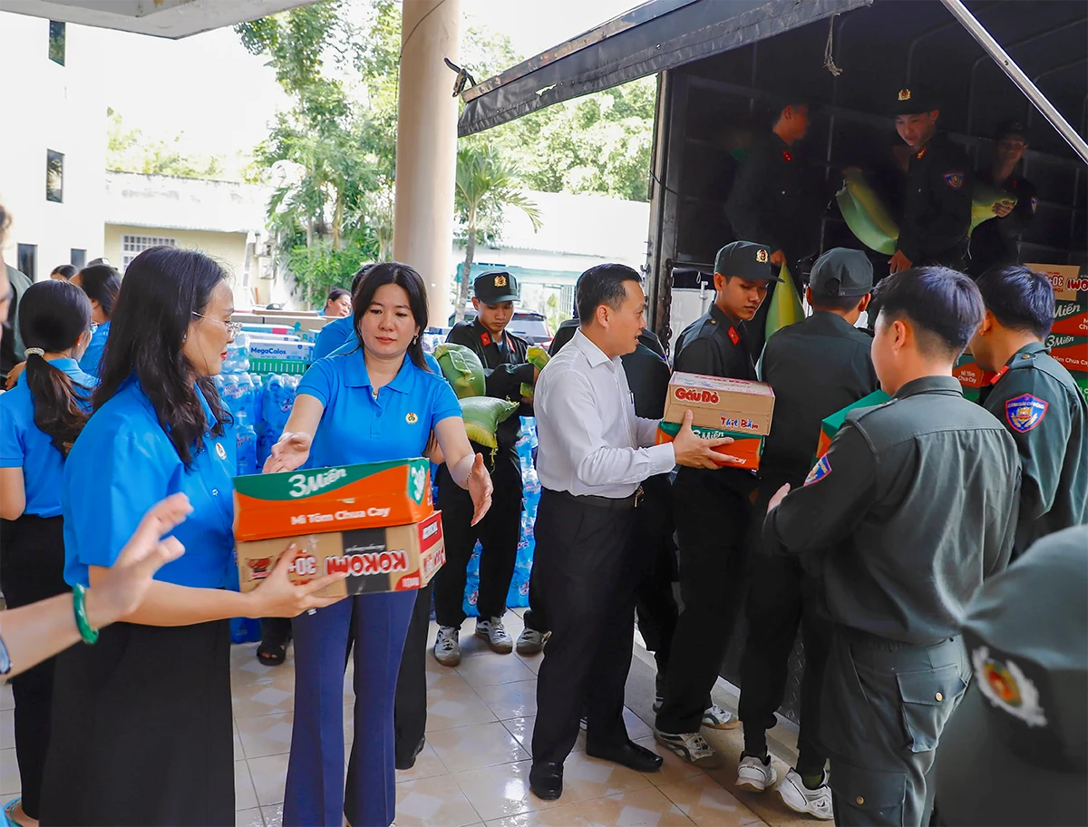 Plecarea „Autobuzului caritabil” pentru a sprijini oamenii din regiunile Central și Highlands Central afectate de inundații