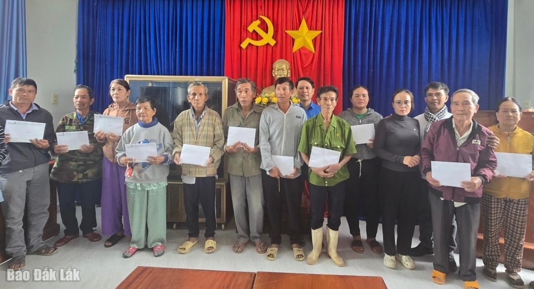 ໜູນຊ່ວຍແຫຼ່ງທຶນໃຫ້ປະຊາຊົນຢູ່ຕາແສງ ຮ່ວາຕິງ.