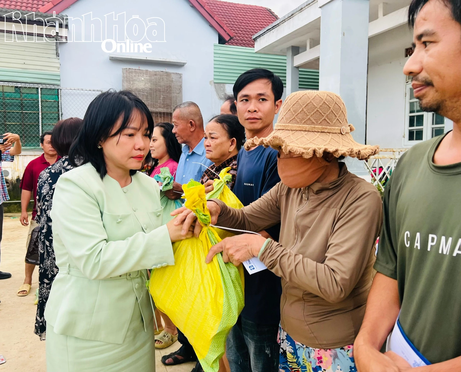 Pani Thai Thi Le Hang – dyrektor gazety, radia i telewizji Khanh Hoa – wręczyła prezenty mieszkańcom wioski świątynnej Cu Chi.