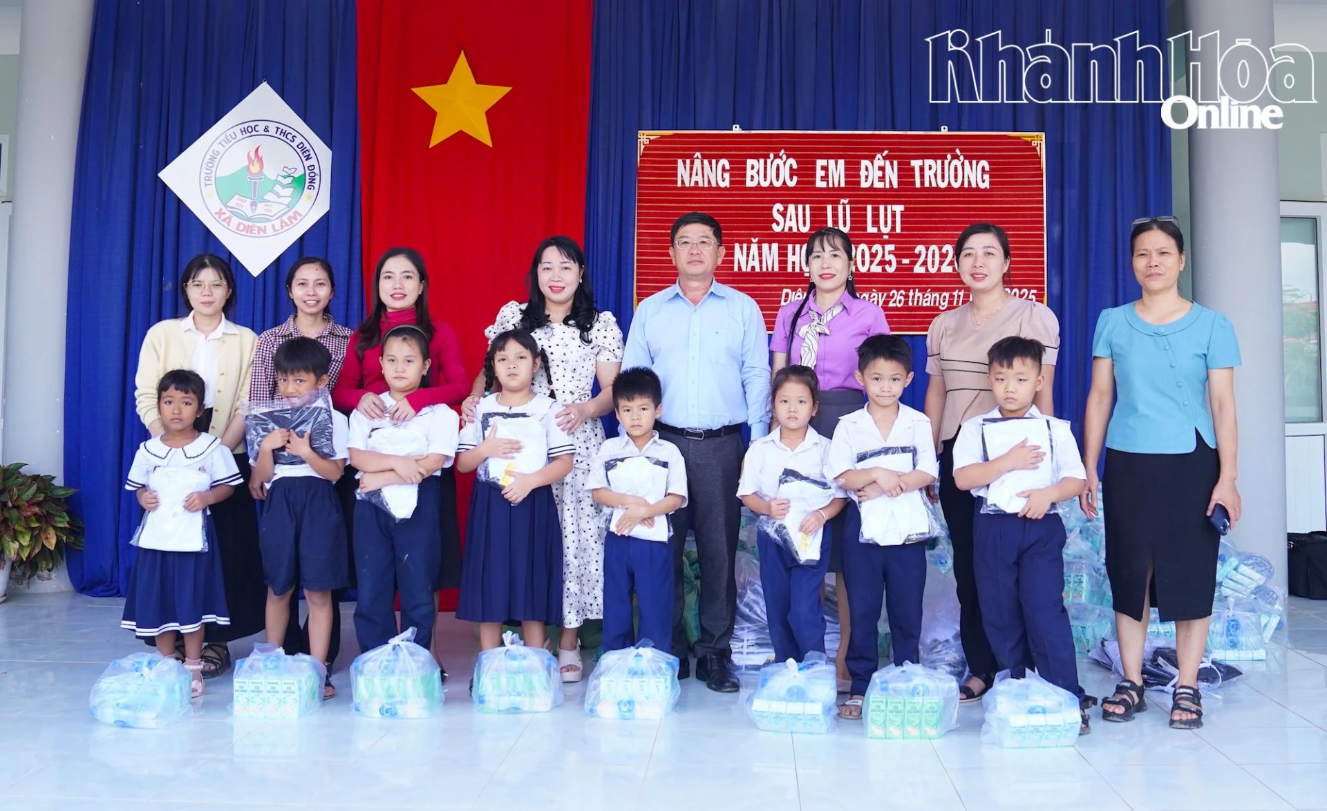 Pan Le Hoang Trieu – zastępca dyrektora gazety, radia i telewizji Khanh Hoa wręczył mundurki uczniom szkoły podstawowej i średniej Dien Dong.