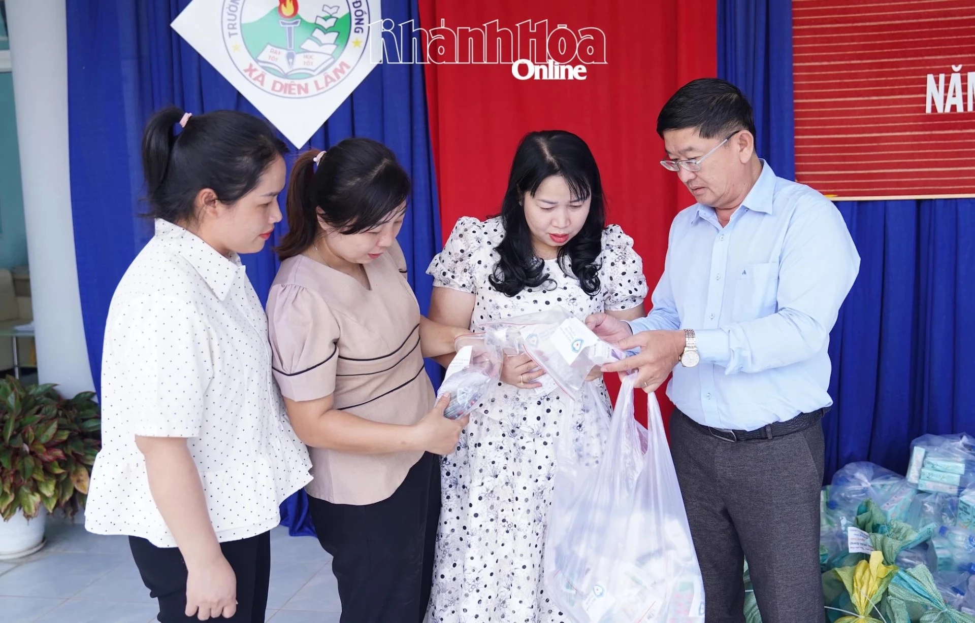 Przedstawiciele gazety, radia i telewizji Khanh Hoa podarowali torby z lekami szkole podstawowej i średniej w Dien Dong.