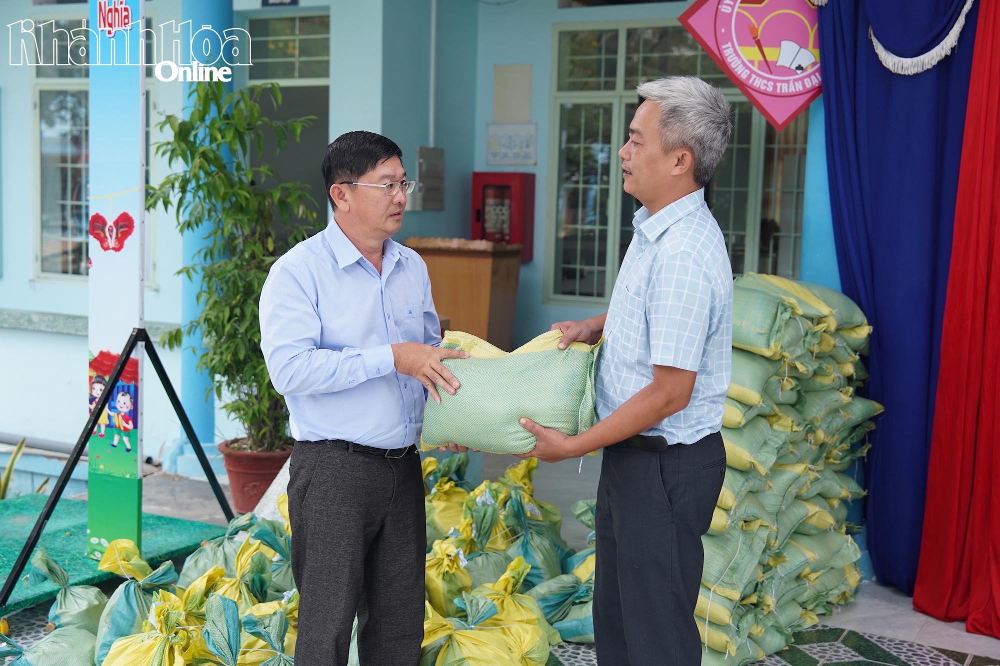 Przedstawiciele gazety, radia i telewizji Khanh Hoa wręczyli prezenty Szkole Średniej Tran Dai Nghia.