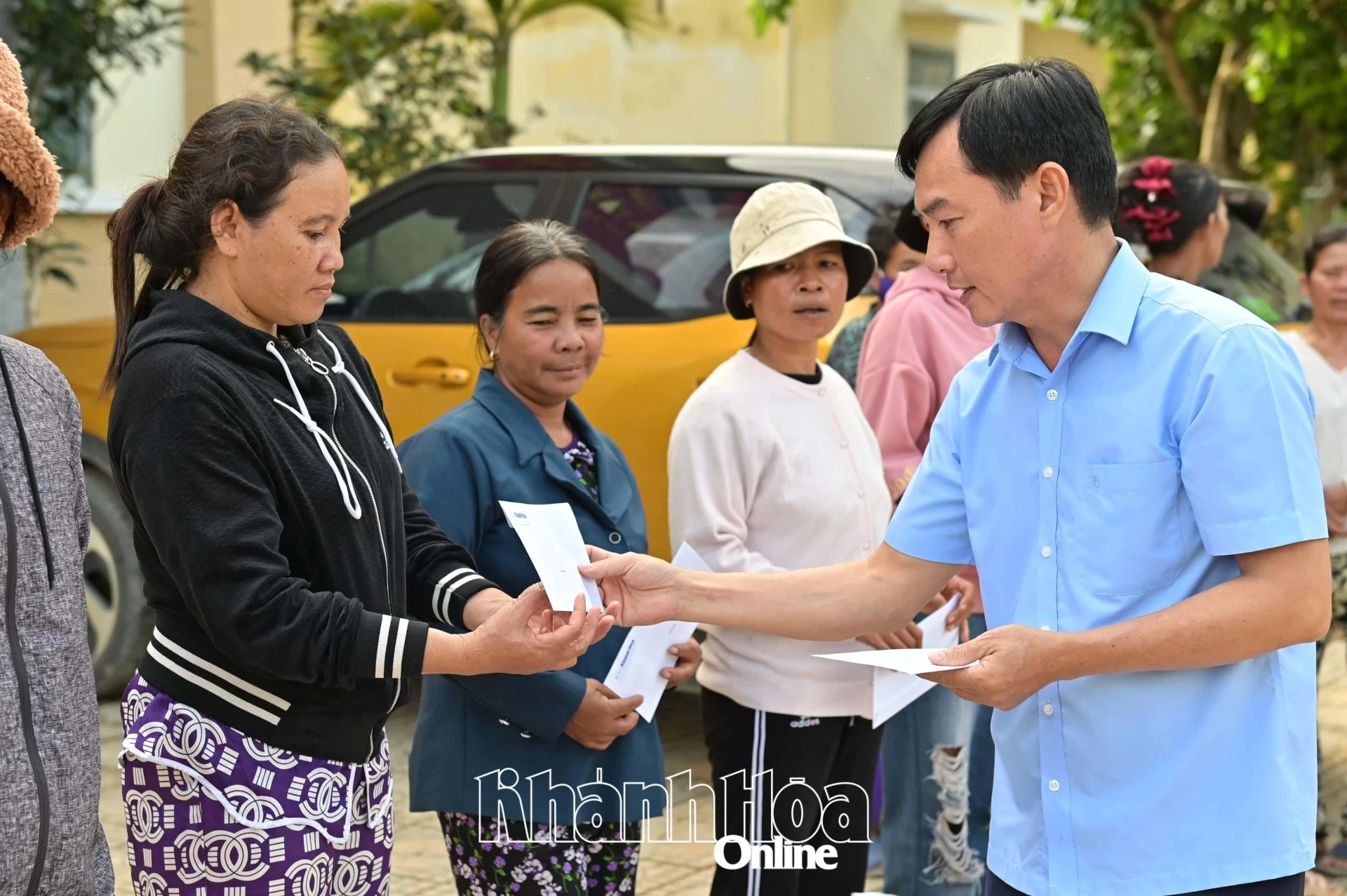 Tran Van Thanh – zastępca dyrektora gazety, radia i telewizji Khanh Hoa wręczył prezenty na rzecz mieszkańców.