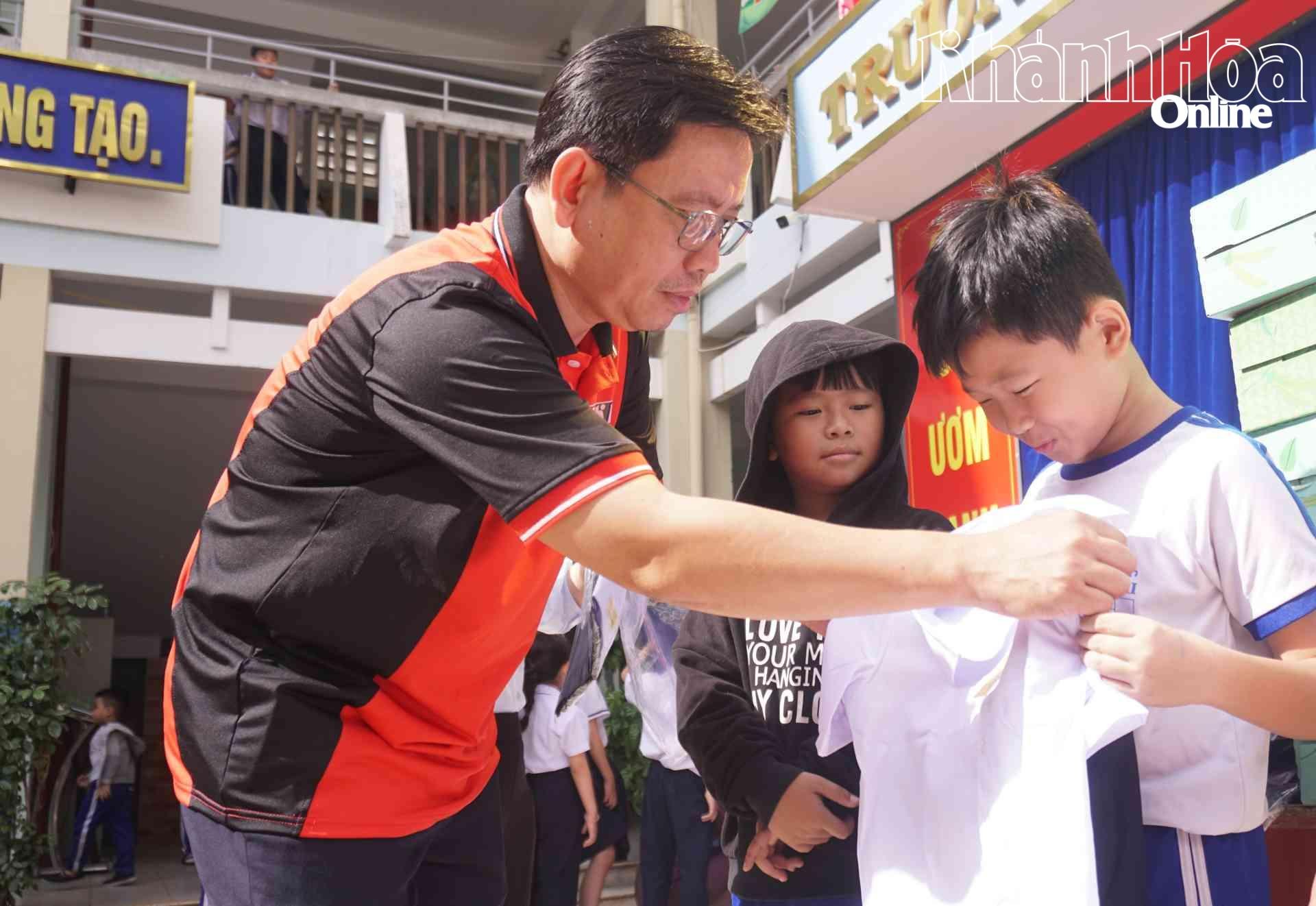 Dziennikarz Cung Phu Quoc – zastępca dyrektora gazety, radia i telewizji Khanh Hoa – wręczył mundurki uczniom szkoły podstawowej Phuong Sai.