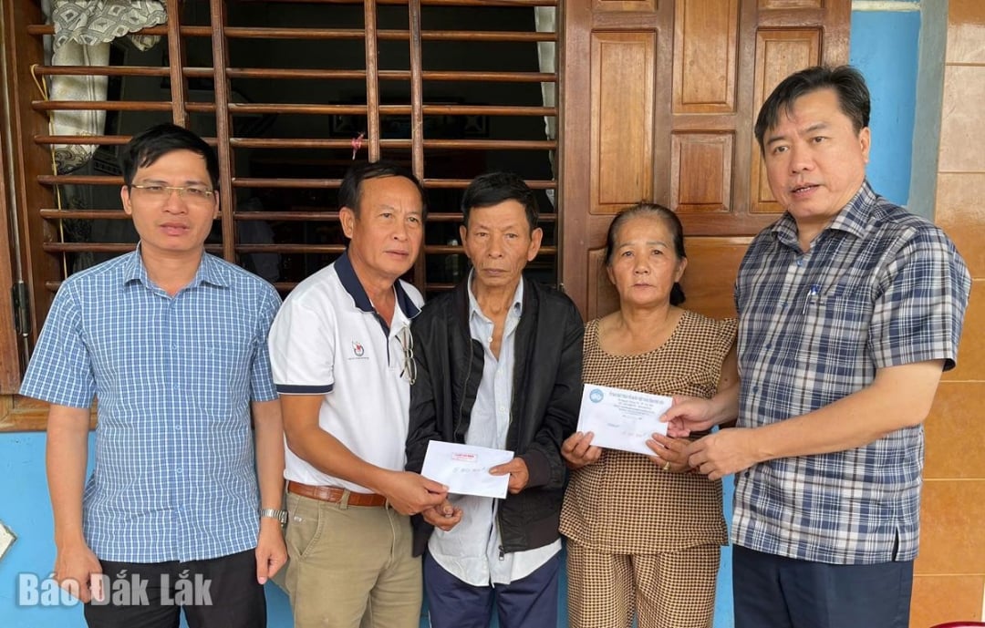 El camarada Tran Huu visitó un hogar en la comuna de Hoa Thinh.