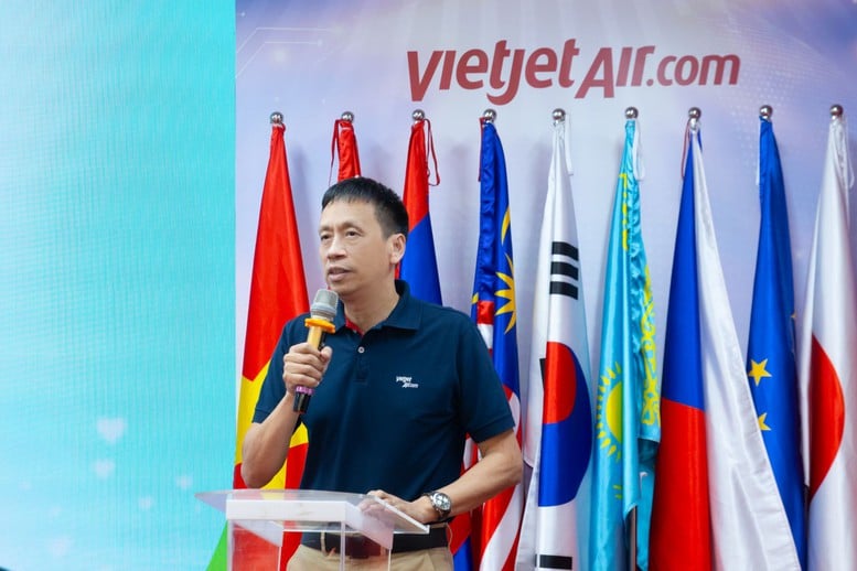 Những chuyến bay nghĩa tình hướng về miền Trung- Ảnh 1.