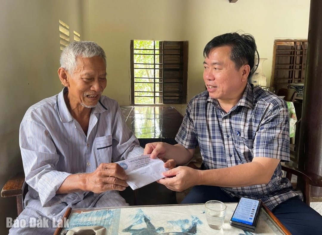 El camarada Tran Huu visitó a una familia en la comuna de Tay Hoa.