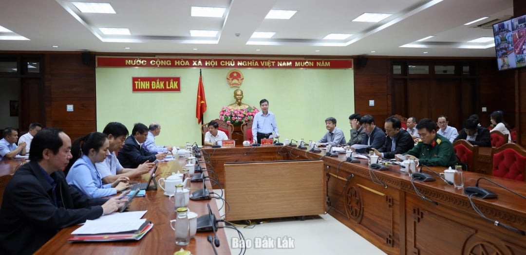 ประธานคณะกรรมการประชาชนจังหวัด ทา อันห์ ตวน กล่าวสุนทรพจน์สรุปในการประชุม