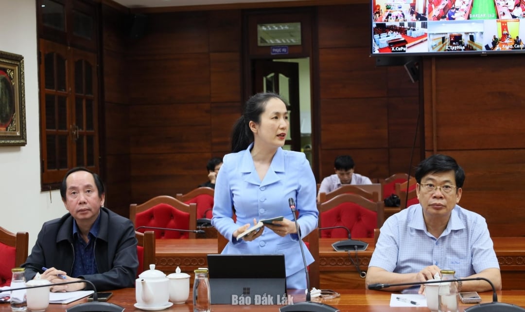 ผู้อำนวยการกรมอุตสาหกรรมและการค้า นายเหงียน ถิ ทู อัน รายงานสถานการณ์การรับมือกับผลกระทบจากอุทกภัยในภาคอุตสาหกรรมและการค้า