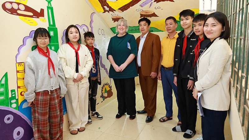 ບັນດາຜູ້ແທນໄປຢ້ຽມຢາມໂຮງຮຽນມັດທະຍົມ Yen Hoa, ຕາແສງ Quy Duc, Phu Tho. (ພາບ: CARE)