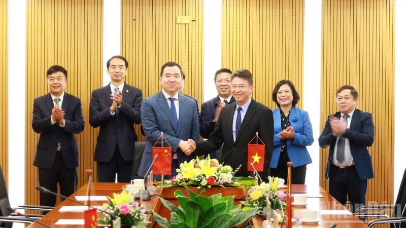 Pemimpin kedua-dua pihak menyaksikan majlis menandatangani dokumen kerjasama antara Talian Perkapalan Nasional Vietnam dan Kumpulan Pelabuhan Teluk Tonkin, Guangxi.