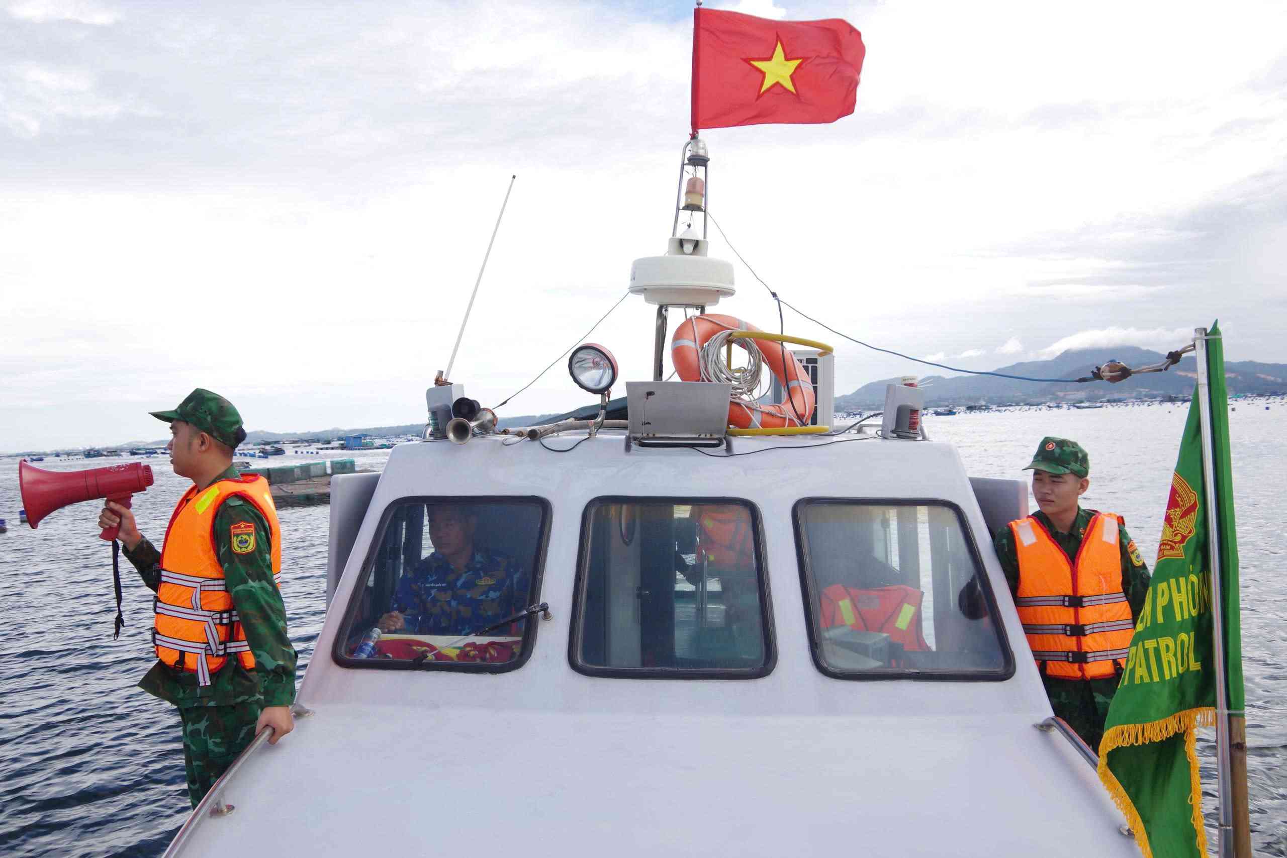 Провінційна прикордонна охорона терміново закликала кораблі знайти укриття.