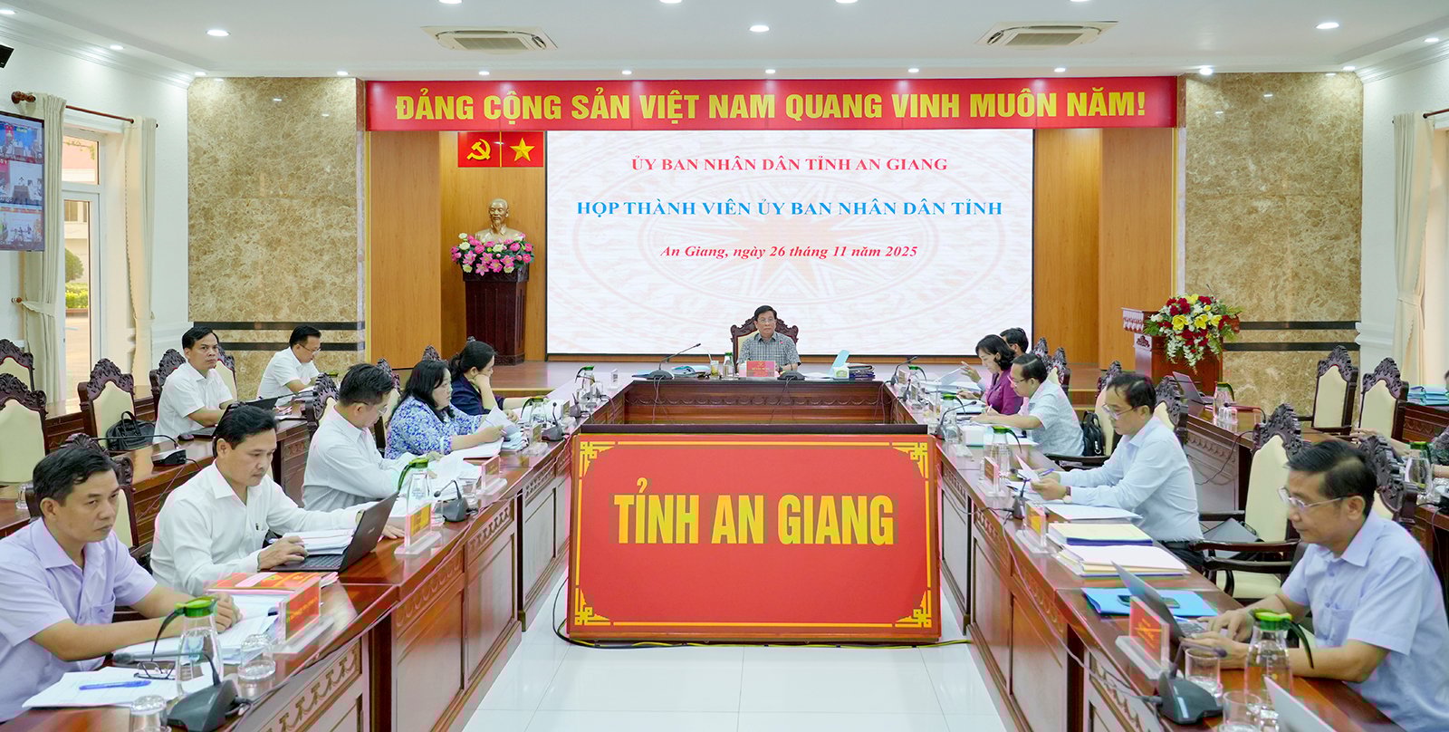 Medlemmer av folkekomiteen i An Giang-provinsen godkjente mye innhold innenfor sin myndighet.