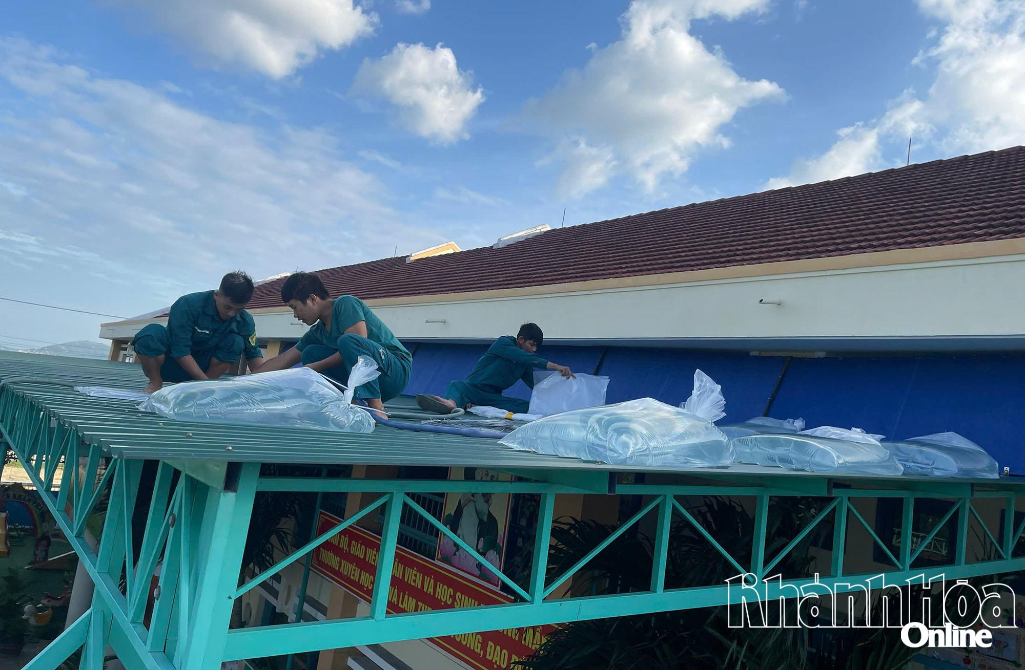 Nam Cam Ranh Commune Militia فوری طور پر Cam Thinh Dong Kindergarten کو تقویت دے رہی ہے