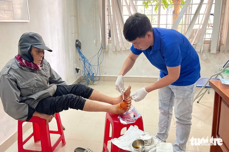 Y, bác sĩ từ TP.HCM, Đồng Nai đến với bà con vùng lũ Phú Yên - Ảnh 1.