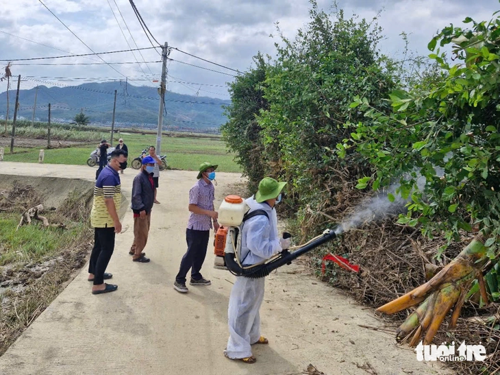 Y, bác sĩ từ TP.HCM, Đồng Nai đến với bà con vùng lũ Phú Yên- Ảnh 2.