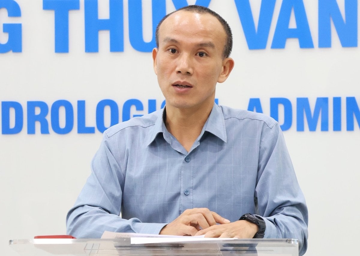 Ông Hoàng Phúc Lâm, Phó Giám đốc Trung tâm Dự báo Khí tượng Thủy văn Quốc gia (Cục Khí tượng Thủy văn, Bộ Nông nghiệp và Môi trường) nhận định về bão số 15. Ảnh: Trung Nguyên.