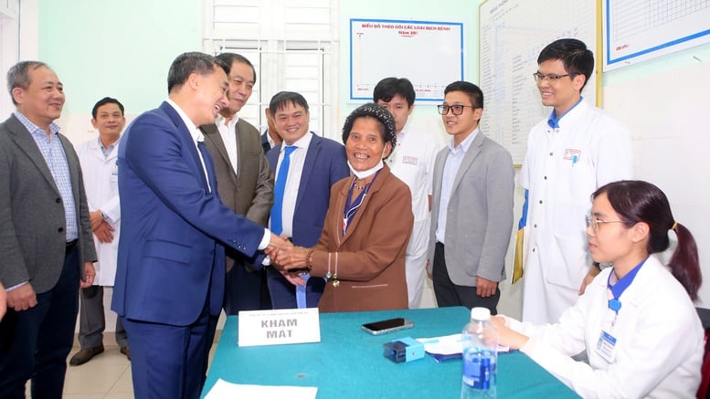 Khám bệnh, cấp thuộc miễn phí cho 1.000 người dân vùng lũ TP. Huế- Ảnh 1.