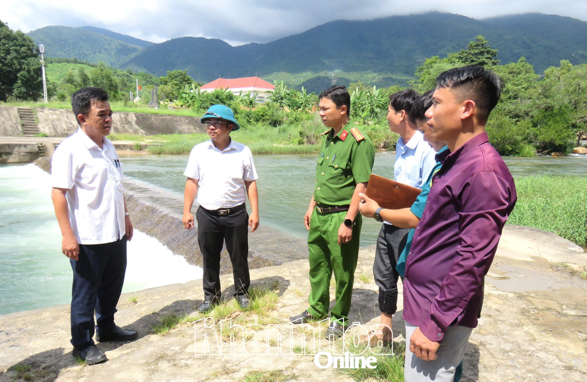 Vedoucí představitelé lidového výboru obce Van Ninh provedli inspekci zranitelných oblastí.