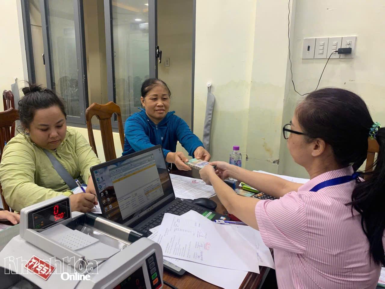 Prowincjonalny Bank Polityki Społecznej wypłacił kapitał kredytowy mieszkańcom okręgu Tay Nha Trang rano 26 listopada.