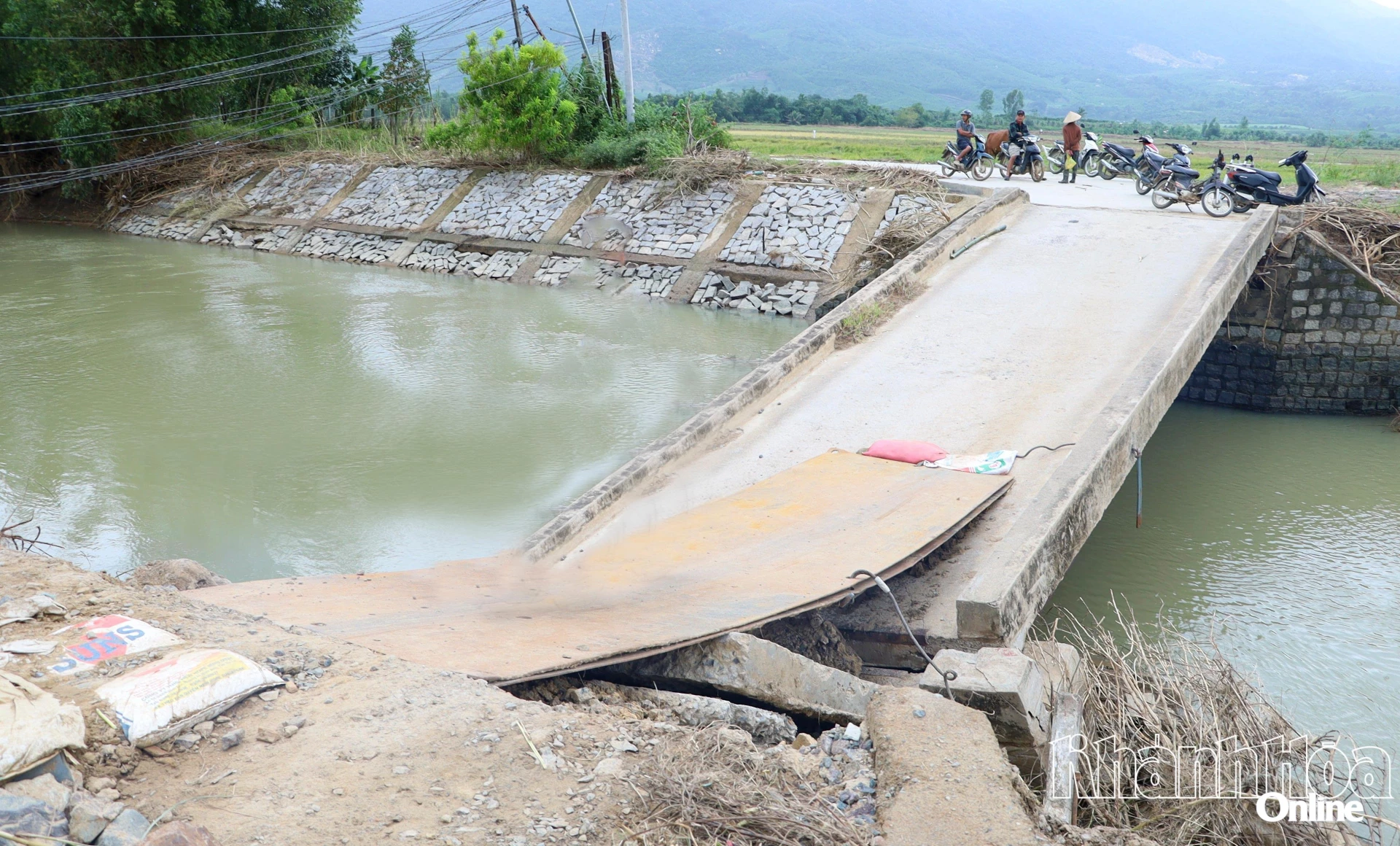 Ba Tu Nehri Köprüsü'nün (Nam Ninh Hoa komünü) bir tarafı çöktü ve bu durum seyahat eden insanlar için tehlike oluşturdu.