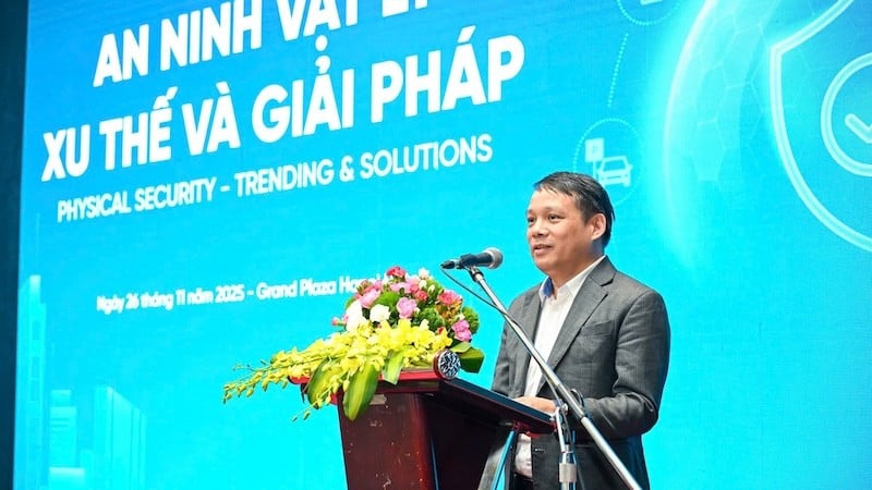 ທ່ານ​ພັນ​ເອກ ຫງວຽນ​ດິງ​ຕວນ, ຮອງ​ຜູ້​ອຳ​ນວຍ​ການ​ໃຫຍ່ MobiFone ກ່າວ​ຄຳ​ເຫັນ​ທີ່​ກອງ​ປະ​ຊຸມ.