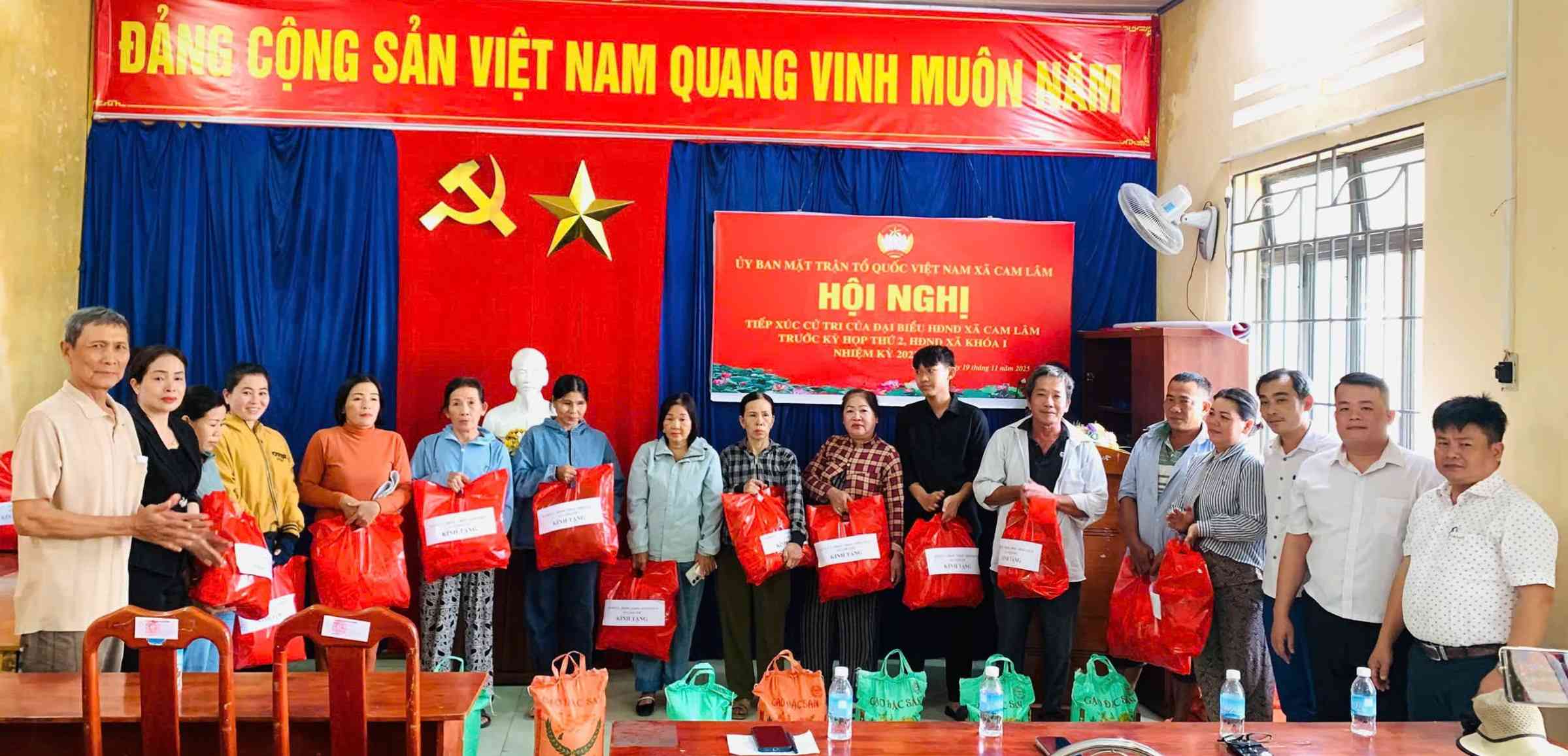 Para pemimpin masyarakat Cam Lam memberikan hadiah kepada warga desa Vinh Binh.