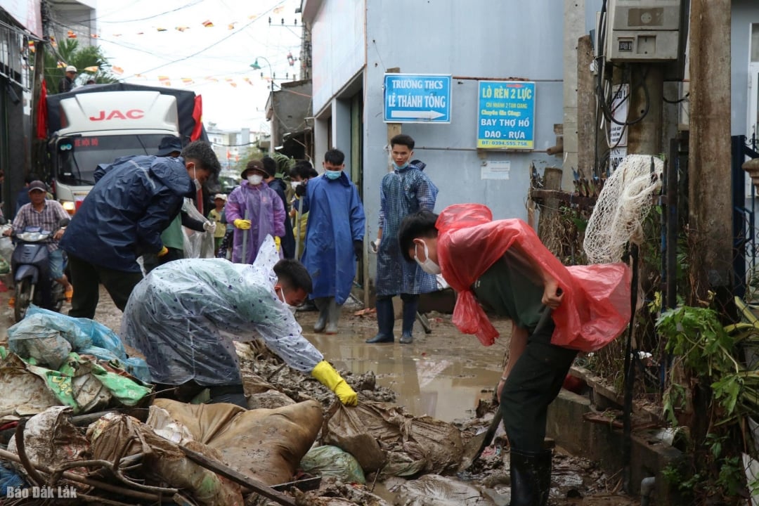 Dringende maatregelen om milieuvervuiling veroorzaakt door overstromingen in de provincie Dak Lak tegen te gaan.