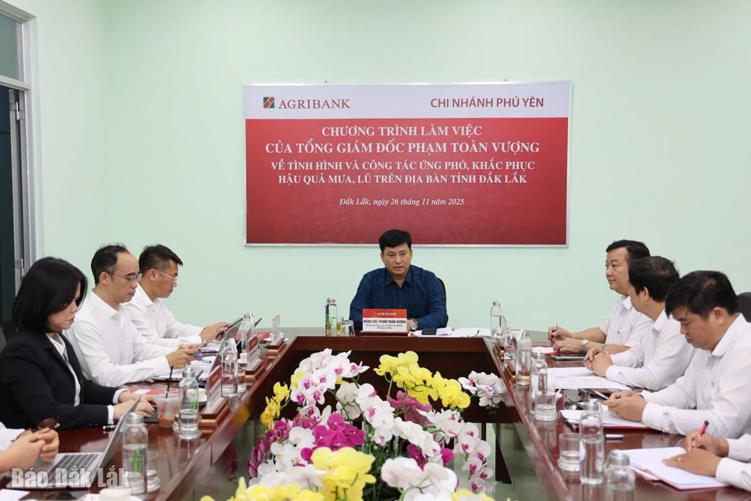 Agribank Genel Müdürü Pham Toan Vuong, Agribank Phu Yen Şubesi ile sel müdahalesi ve iyileştirme konusunda bir çalışma oturumuna başkanlık etti.