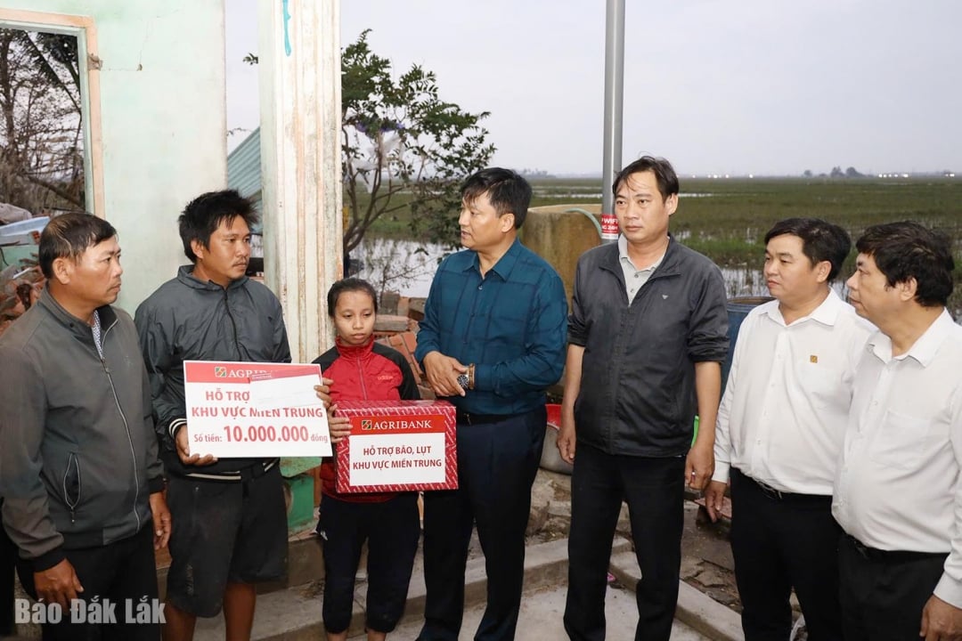 Agribank ve Agribank Phu Yen Şubesi, selden etkilenen insanlara destek olmak için birçok sosyal güvenlik faaliyeti yürüttü. Fotoğrafta: Agribank Genel Müdürü Pham Toan Vuong, sel nedeniyle evi çöken Bayan Cao Thi Tuyet Nhung'a (Dong Hoa Bölgesi) destek verdi ve hediyeler verdi.