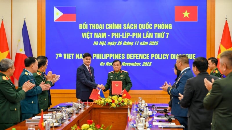 Ο Ανώτερος Αντιστράτηγος Hoang Xuan Chien, Υφυπουργός Εθνικής Άμυνας του Βιετνάμ και ο κ. Irineo C. Espino, Υφυπουργός Εθνικής Άμυνας των Φιλιππίνων υπέγραψαν τα πρακτικά του διαλόγου.