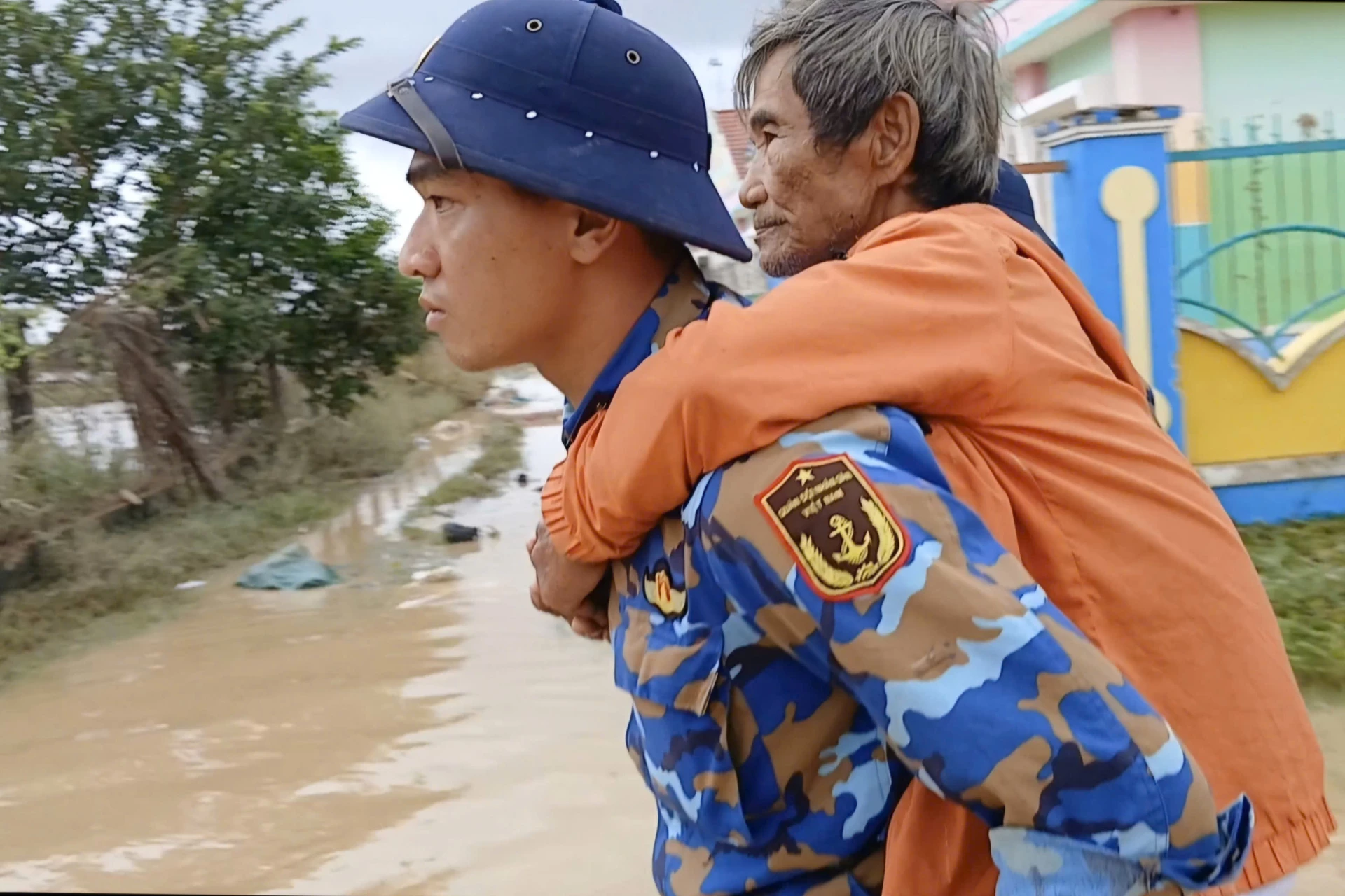 មន្ត្រី​និង​យោធិន​វរ​សេនា​តូច​លេខ​៤៥៨ គាំទ្រ​ប្រជាពលរដ្ឋ​ឃុំ​ដៀន​ឌៀន។