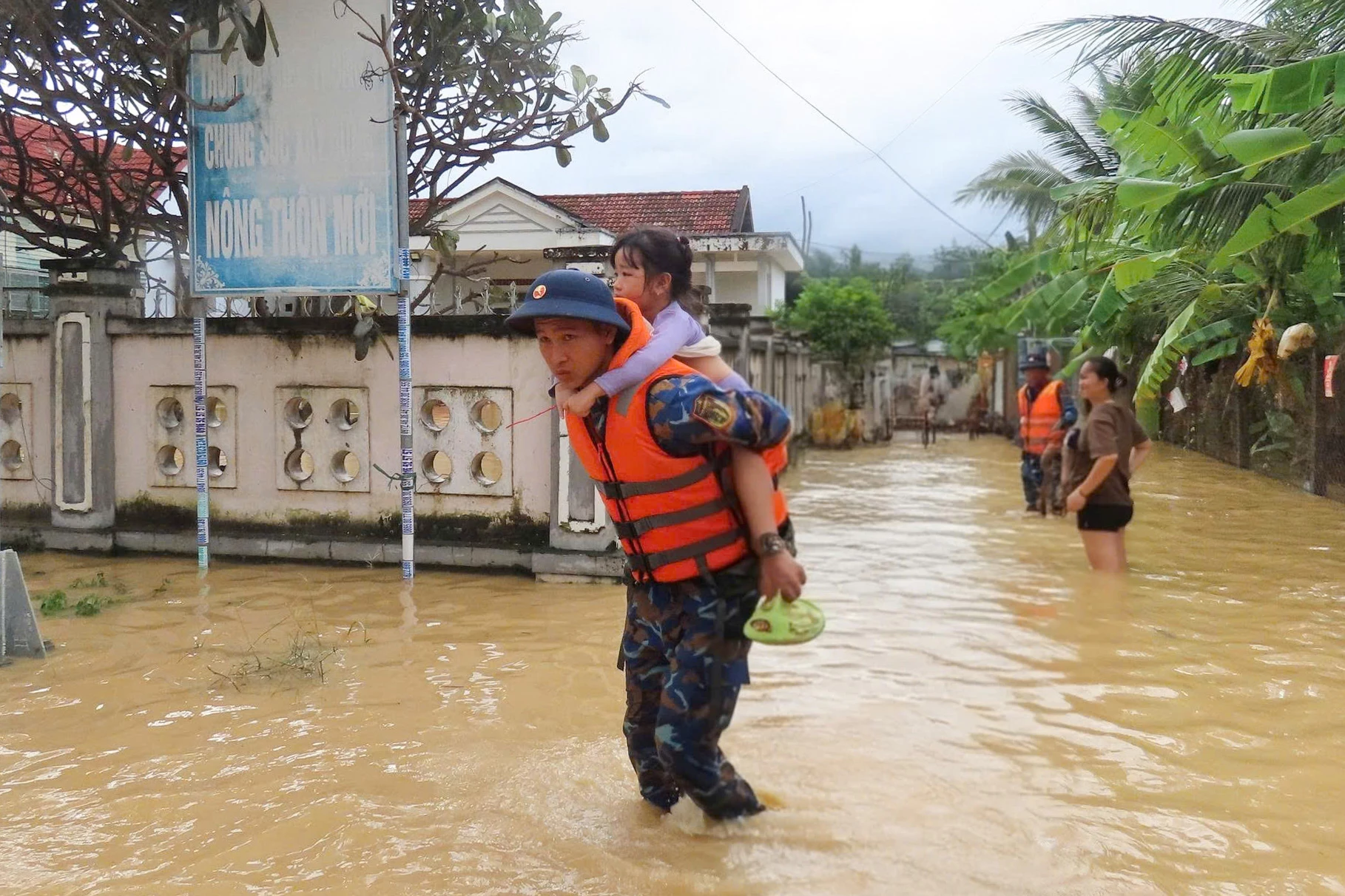 មន្ត្រី និងយោធិននៃមជ្ឈមណ្ឌលហ្វឹកហ្វឺនកងទ័ពជើងទឹកភូមិភាគទី៤ បាននាំប្រជាពលរដ្ឋទៅកាន់ទីទួលសុវត្ថិភាព។