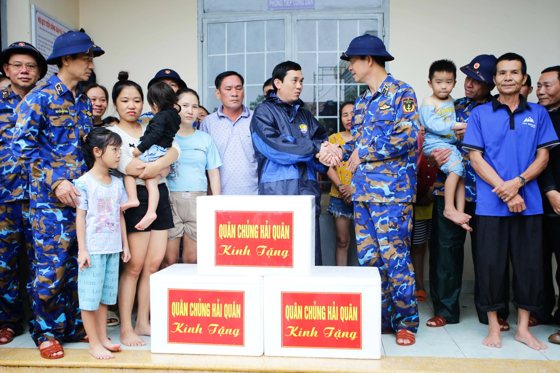 ឧត្តមនាវីឯក Nguyen An Phong អគ្គស្នងការនយោបាយនៃកងទ័ពជើងទឹកបានទៅសួរសុខទុក្ខ និងជូនអំណោយលើកទឹកចិត្តរដ្ឋាភិបាល និងប្រជាជនឃុំ Suoi Dau។