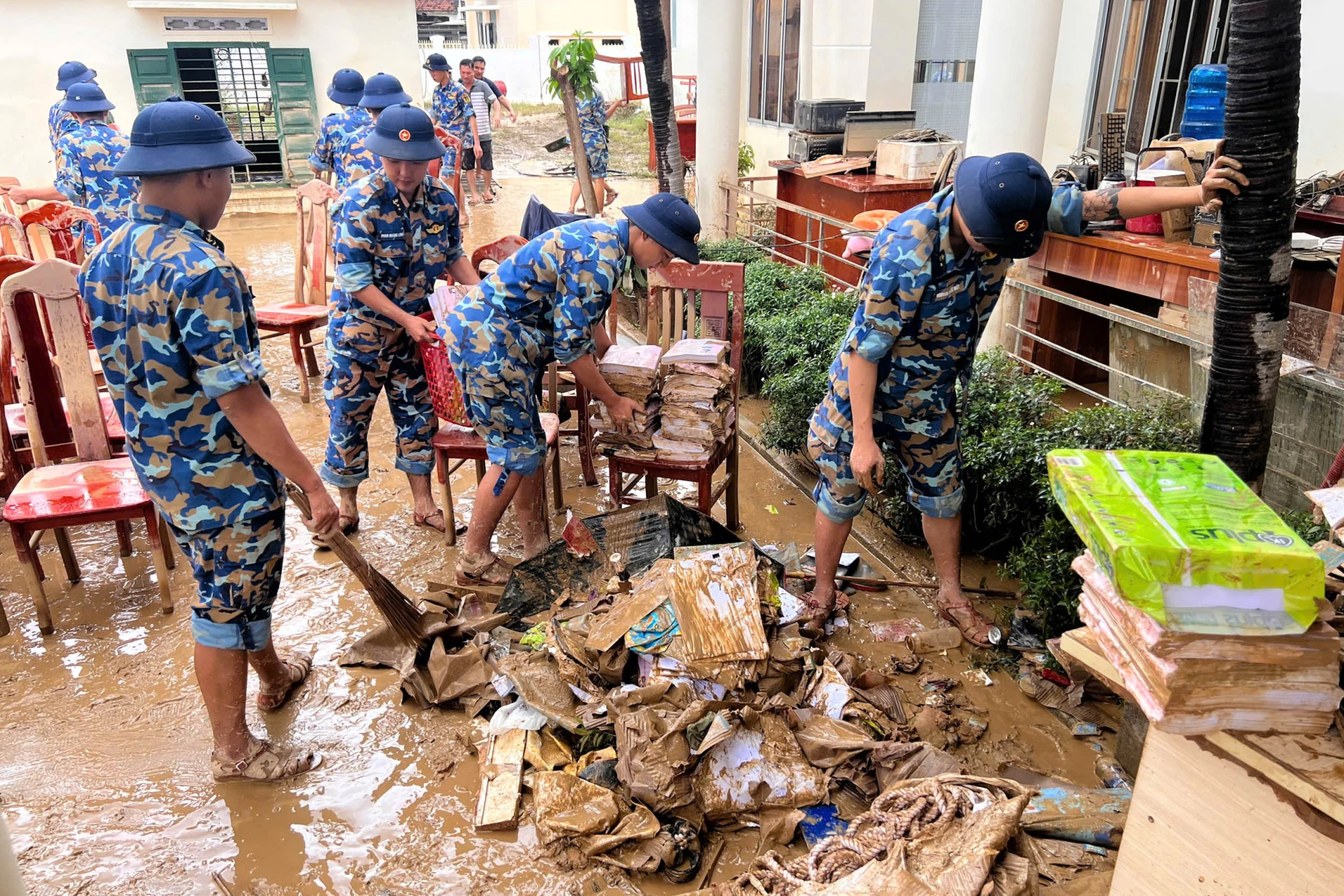 នាយទាហាន និងទាហានជើងទឹកភូមិភាគទី៤ ជួយប្រជាពលរដ្ឋឃុំដៀនឌៀន សម្អាតក្រោយទឹកជំនន់។