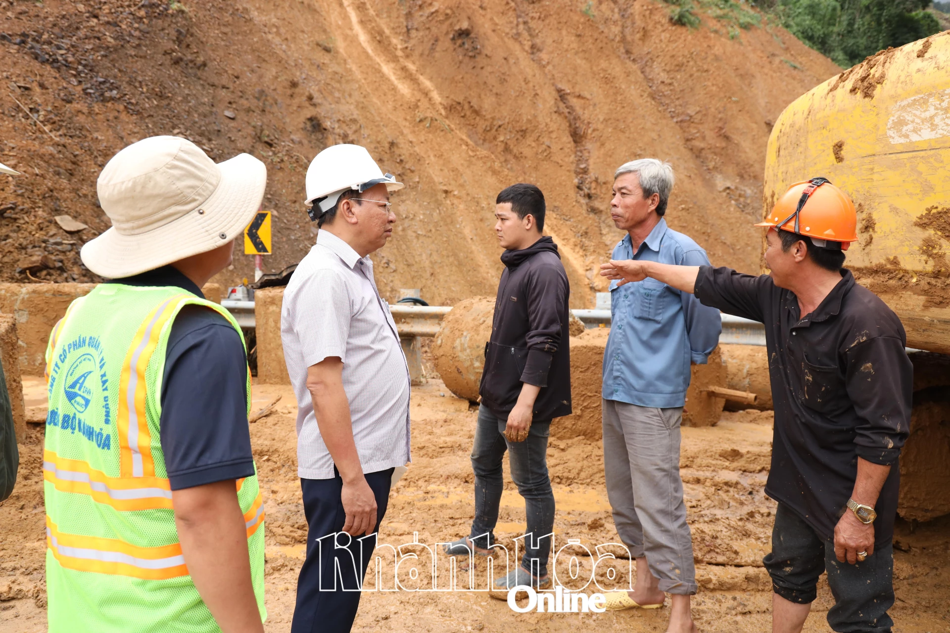 Comrade Le Huyen - Vice Chairman of the Provincial People's Committee encouraged workers of Khanh Hoa Road Management and Construction Joint Stock Company who are making efforts to overcome landslides.