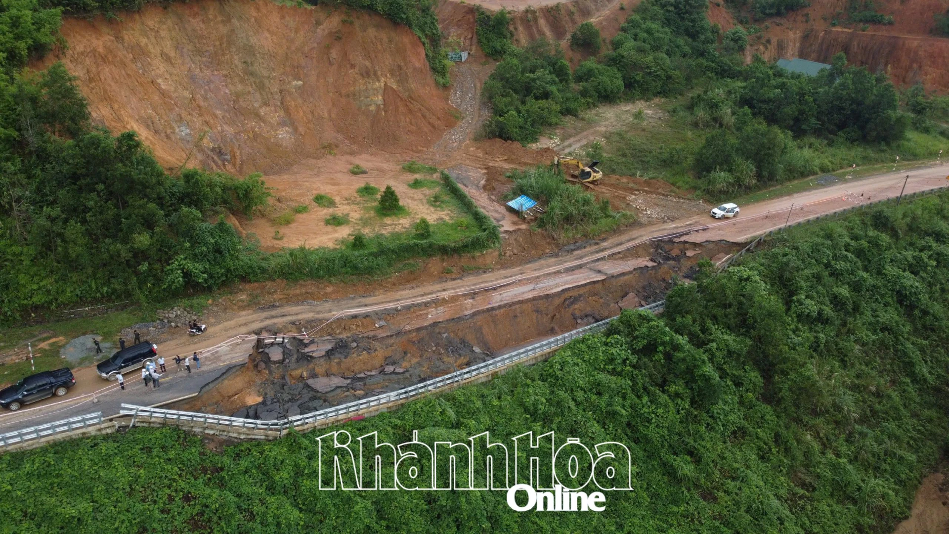 The provincial working group inspected a seriously subsided road surface on Khanh Le Pass.