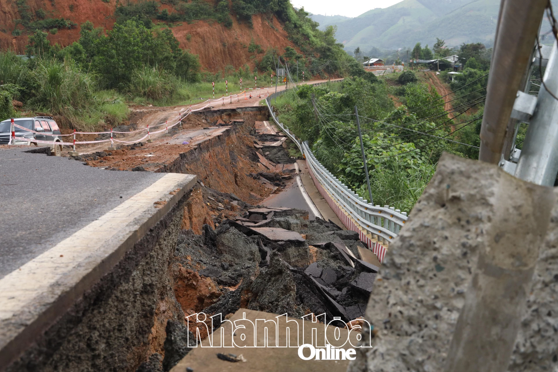 At Km36+700, the road surface and negative slope subsided 100m long, 10m wide, and about 5m deep.
