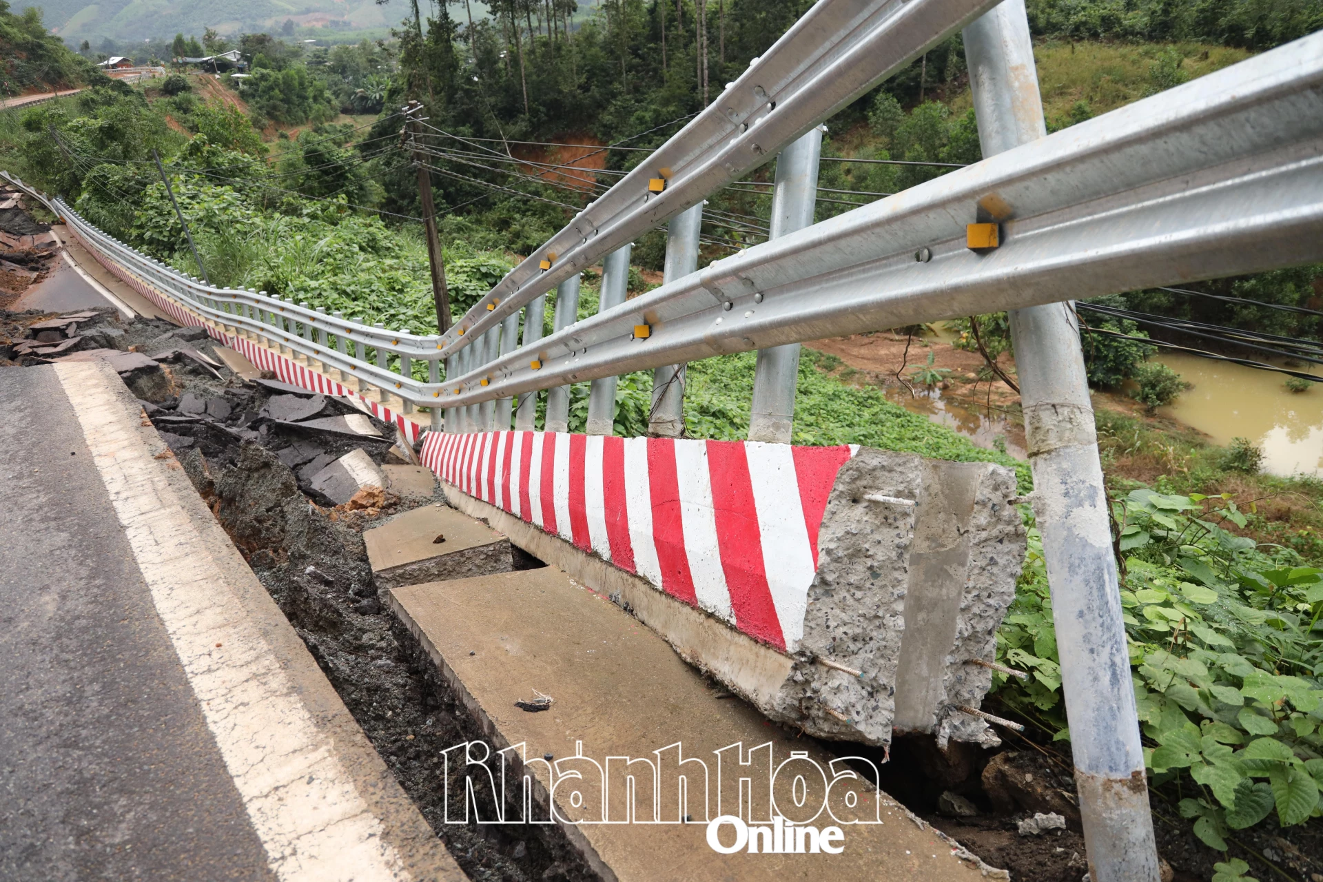 The guardrail on Khanh Le Pass is broken.