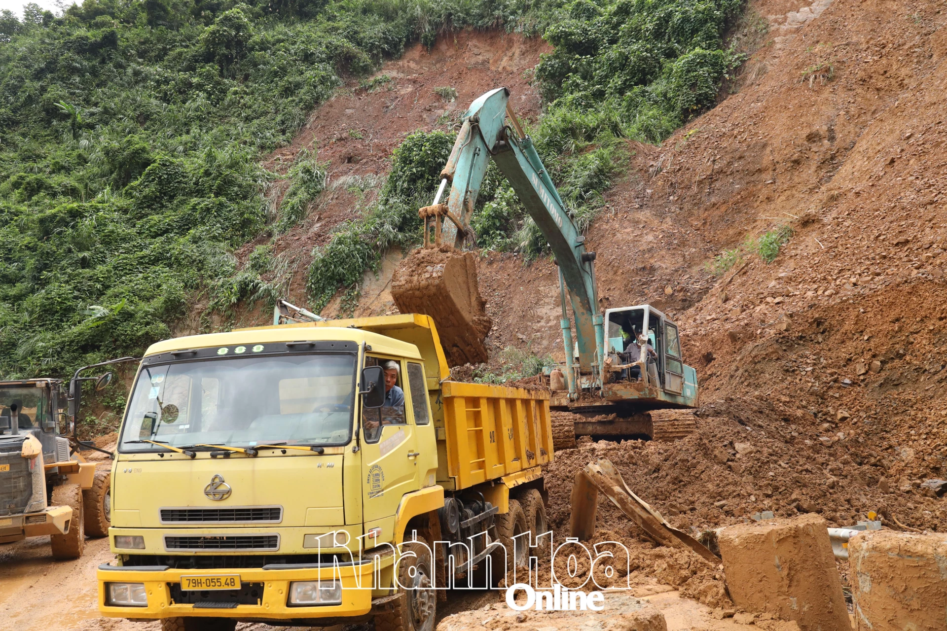 Khanh Hoa Road Management and Construction Joint Stock Company dispatched more than 30 vehicles and 20 workers to fix the landslide at Khanh Le Pass.