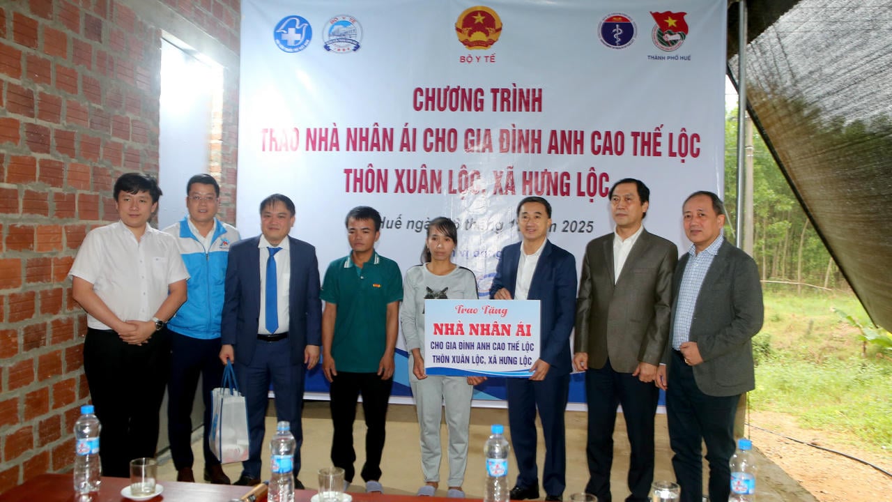 স্বাস্থ্য উপমন্ত্রী ট্রান ভ্যান থুয়ান (ডান থেকে তৃতীয়) হাং লোক কমিউনের কঠিন পরিস্থিতিতে থাকা একটি পরিবারকে ভালোবাসার ঘর উপহার দিচ্ছেন।