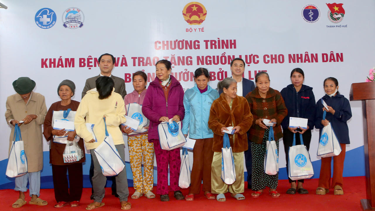 উপমন্ত্রী ট্রান ভ্যান থুয়ান এবং হিউ সিটির স্বাস্থ্য বিভাগের পরিচালক ট্রান কিয়েম হাও জনগণকে উপহার প্রদান করেন।