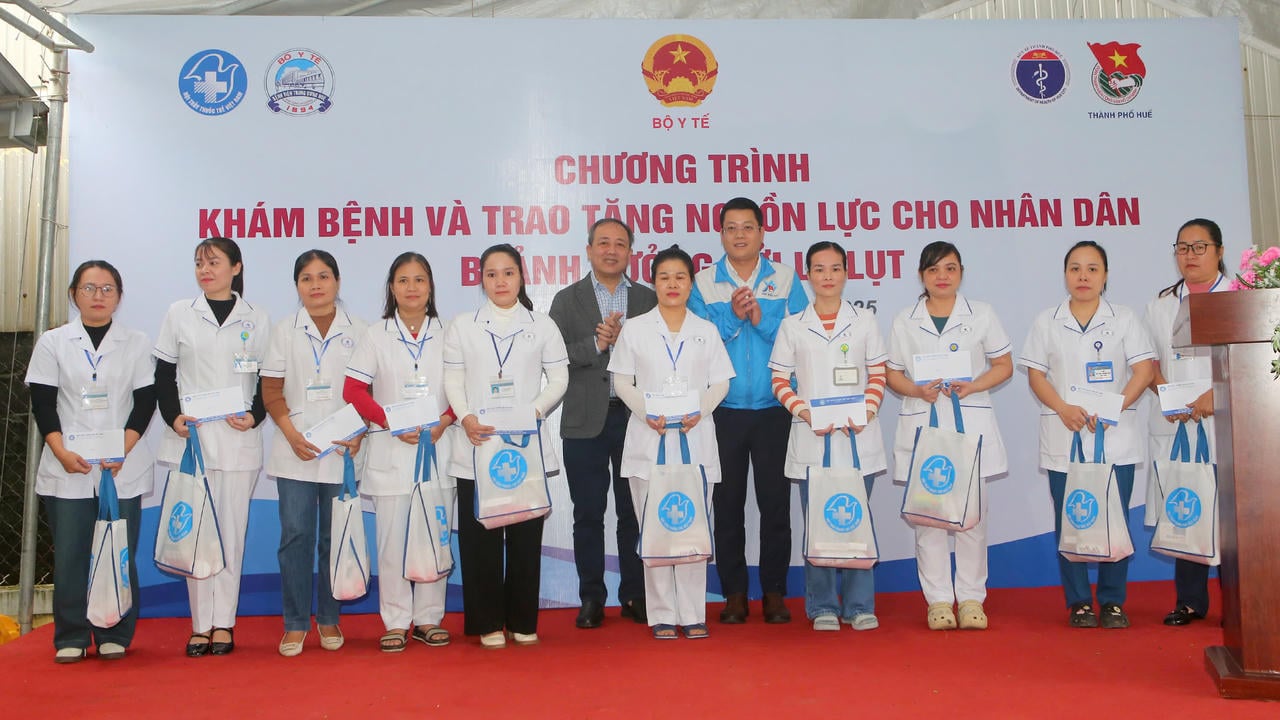 বন্যায় ক্ষতিগ্রস্ত চিকিৎসা কর্মীদের উপহার দিলেন উপমন্ত্রী ট্রান ভ্যান থুয়ান